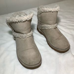 Makalu beige winter boots faux fur lining size 5.5 M